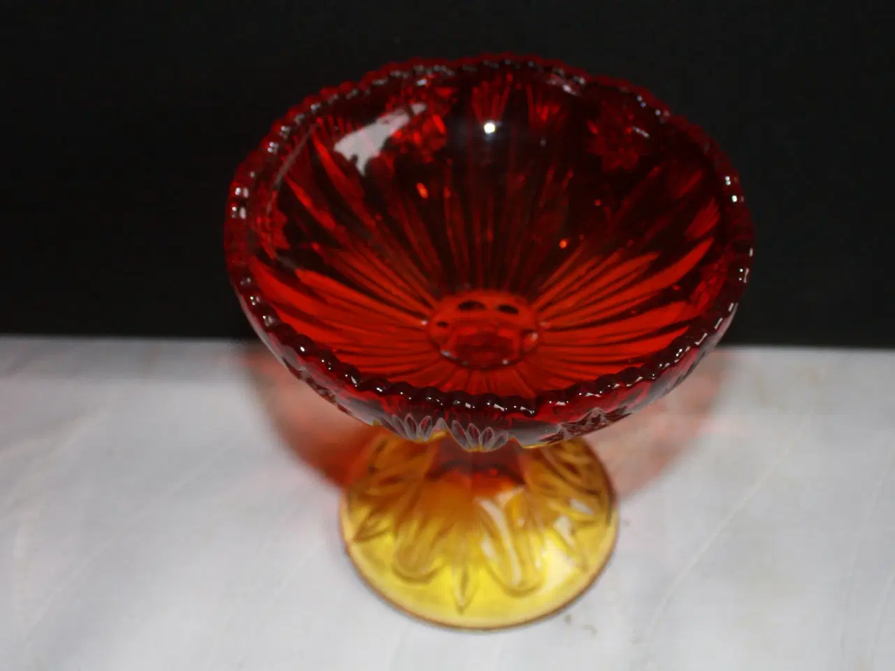 Billede 2 - Kandisskål af rødt glas