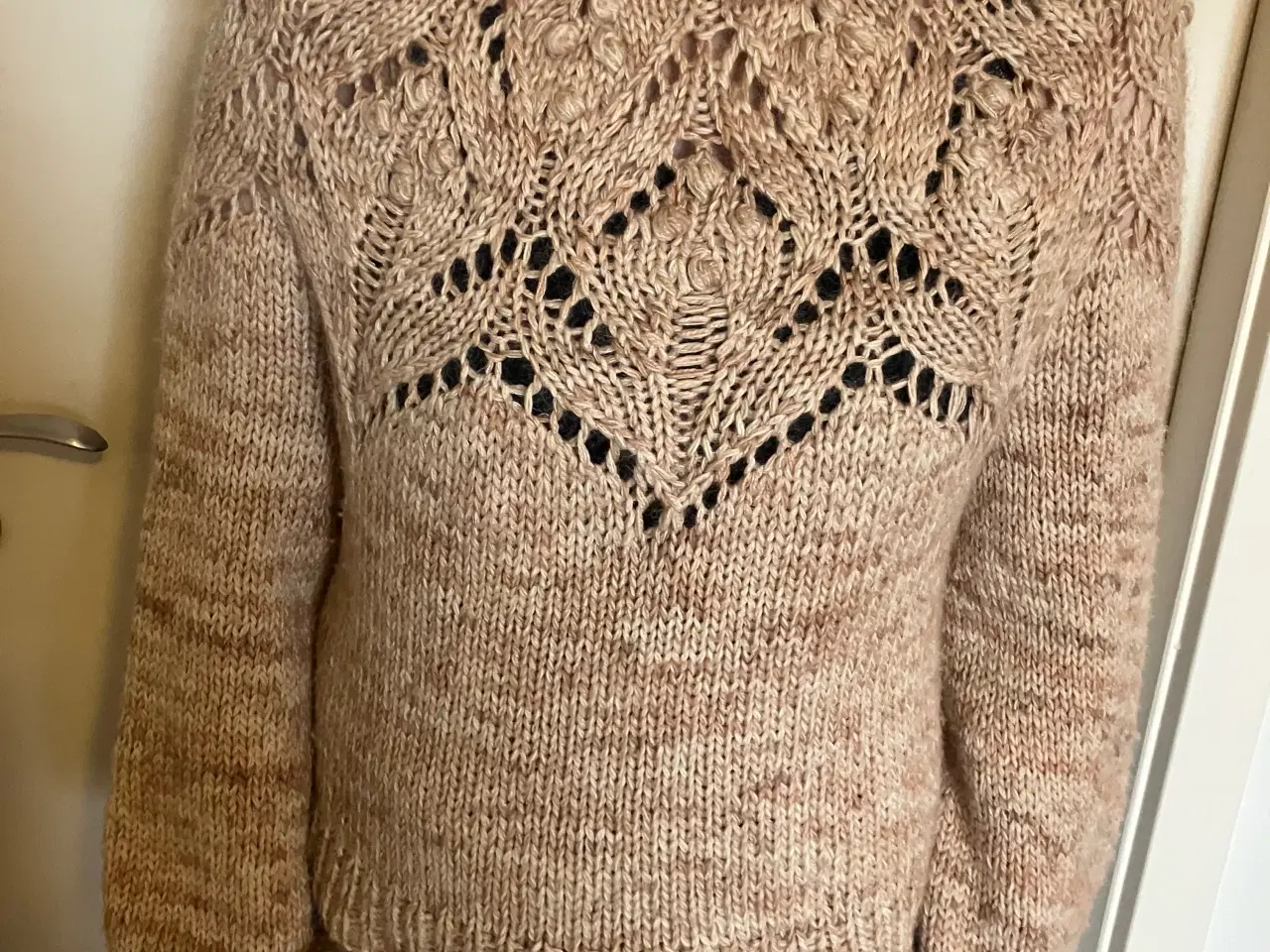 Billede 1 - Hjemmestrikket sweater i akryl garn tror jeg.