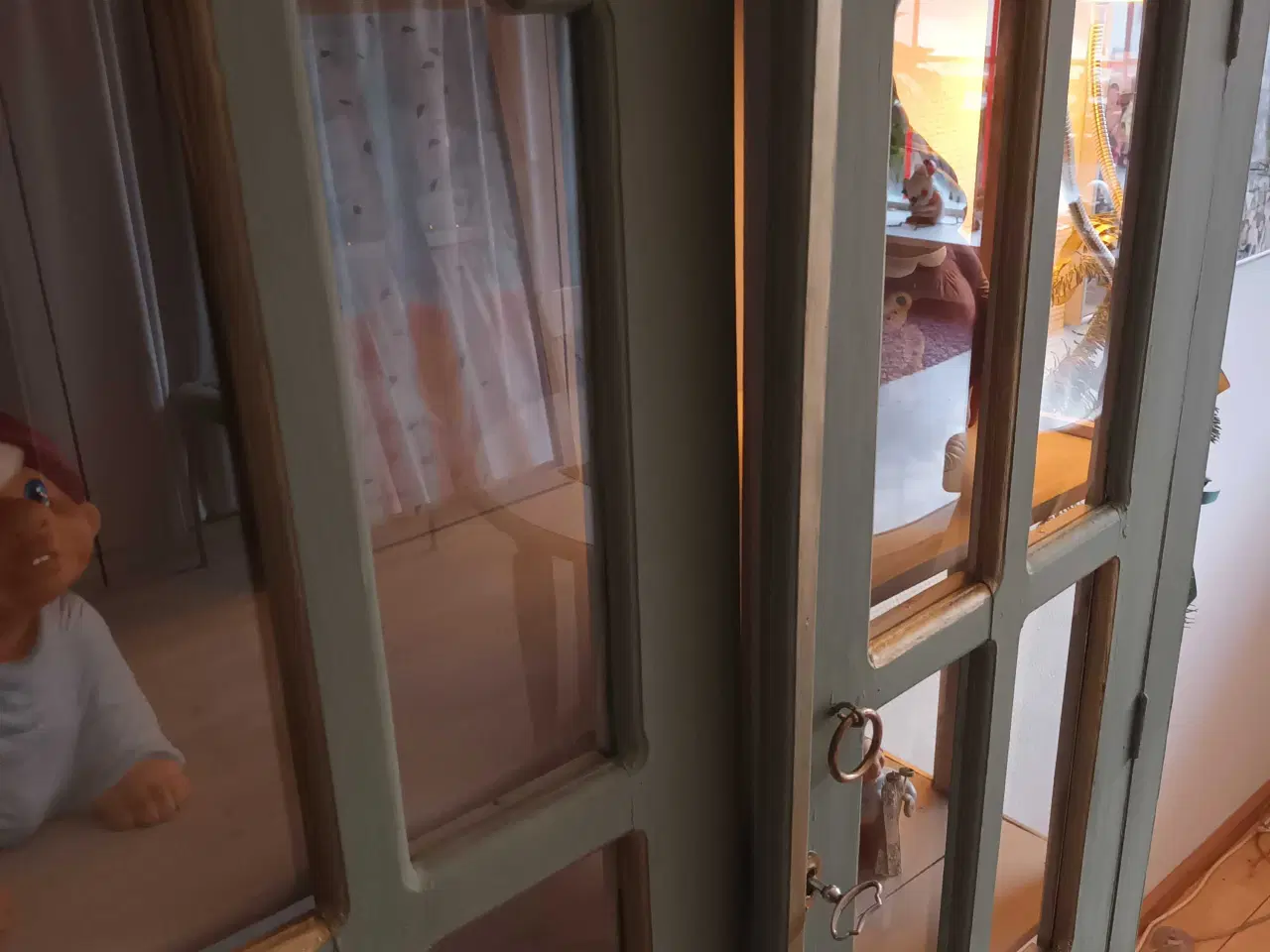 Billede 4 - Reserveret - yistandsat Vitrineskab I grøn og guld