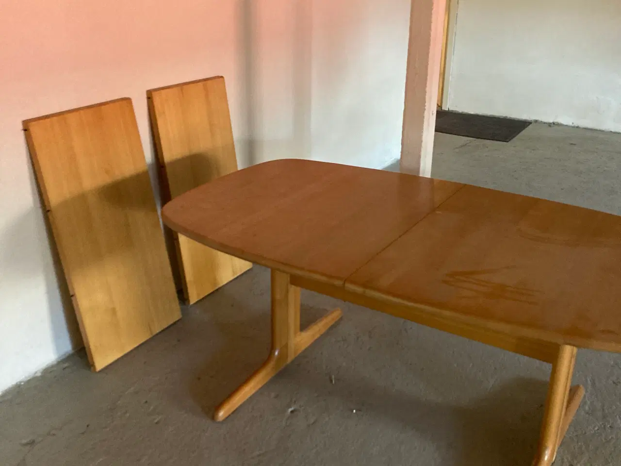Billede 2 - Spisebord i bøg med 2 Extra plader.