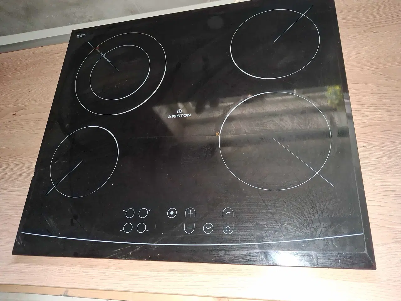 Billede 1 - Ariston  kogeplader  med en revne  i virker  fint 