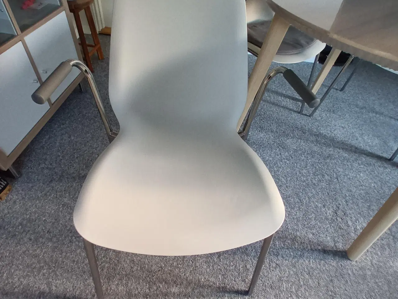 Billede 4 - Spisebord i birketræsfiner, Ø 105 cm, med 4 stole