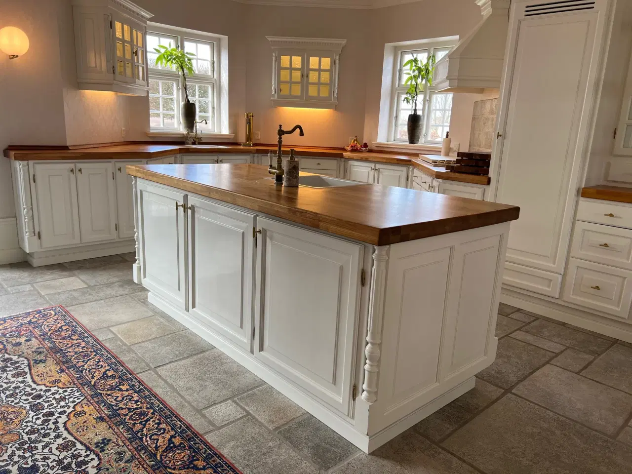 Billede 5 - Eksklusivt snedkerkøkken med ø – massivtræ & SMEG