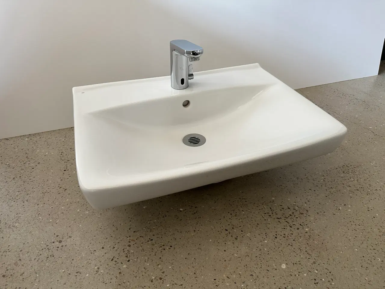 Billede 2 - Ifö spira square håndvask inkl. grohe berøringsfrit armatur, 570x158x435mm, hvid