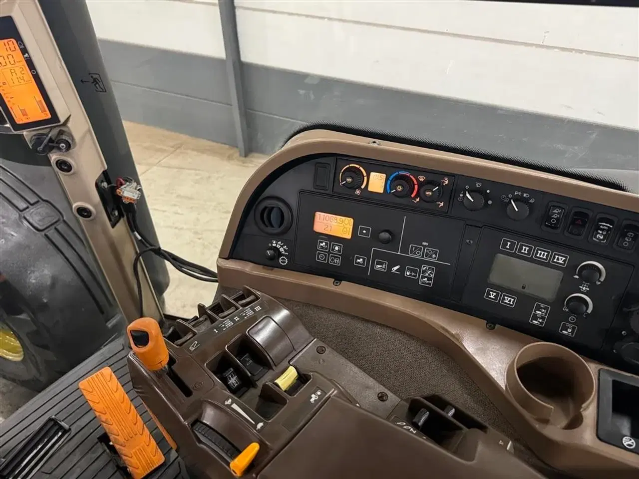 Billede 15 - John Deere 8530 Autopower Monteret med luft, frontlift og står på nye dæk.