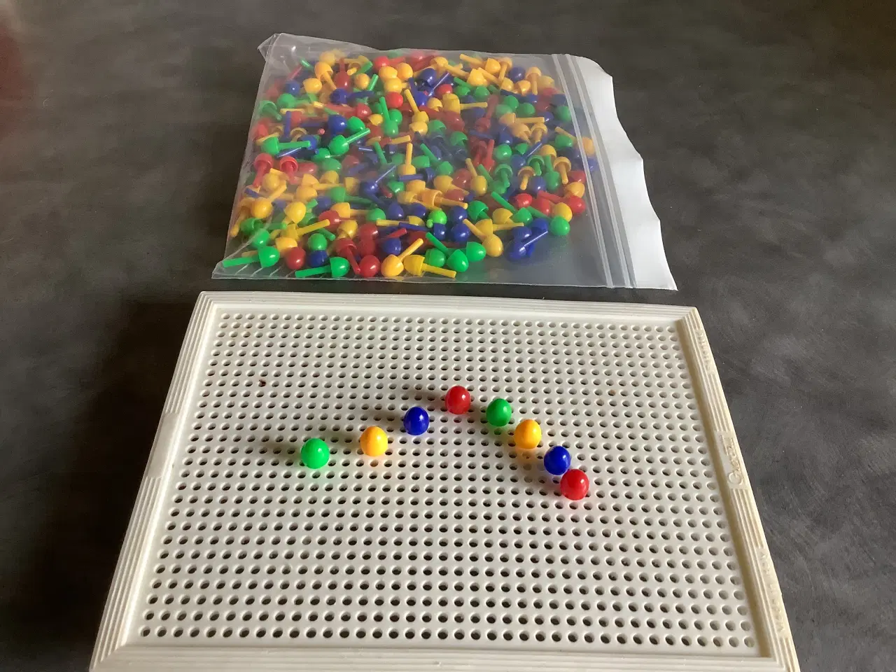 Billede 2 - Mosaik med bogstaver og stifter i 4 farver