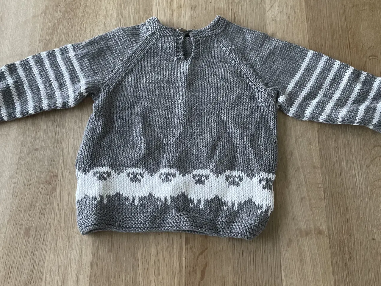 Billede 2 - Sweater med får, ny og ubrugt strik
