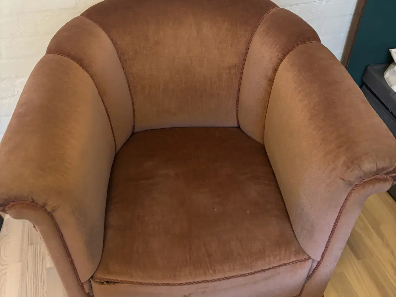 Billede 2 - Gammel hyggelig sofa i rosa med tilhørende stol