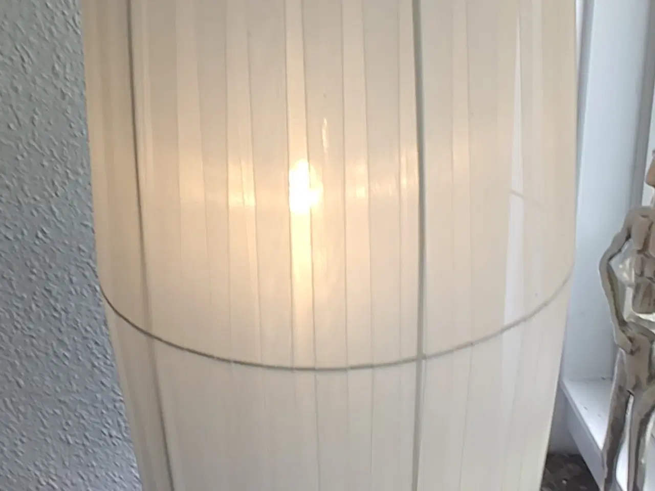 Billede 1 - Gulvlampe og stumtjener foræres væk 