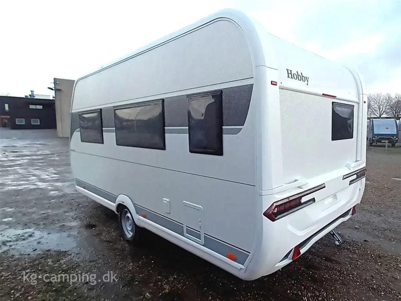 Billede 3 - 2025 - Hobby De Luxe 460 SFf   Populær rejsevogn med fritstående dobbeltseng. Kan opvejes til 1.500 KG.