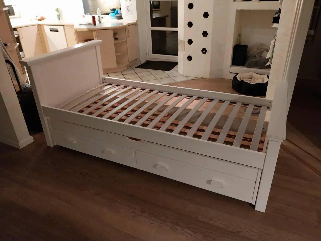 Billede 1 - Seng med udtræk