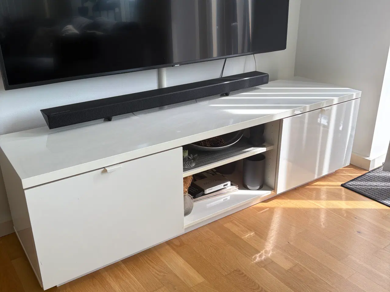 Billede 1 - Stilrent TV-bord – perfekt til stuen