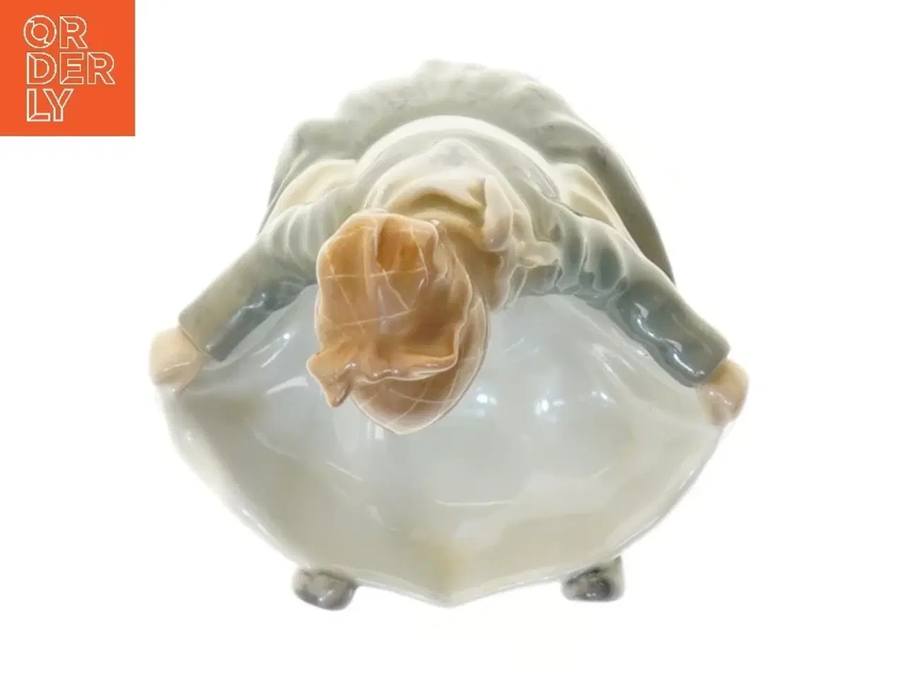 Billede 2 - Porcelænsfigur af pige fra Royal Copenhagen (str. 15 cm)