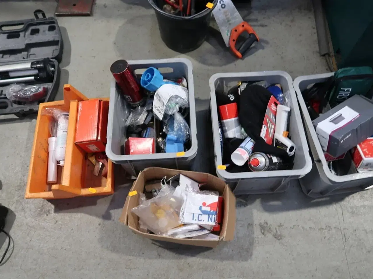 Billede 1 - 5 stk. kasser med div. Værktøj og varelager