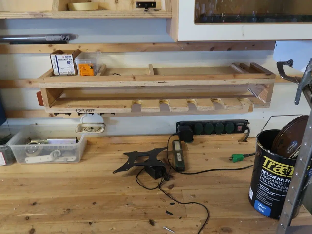 Billede 13 - Arbejdsbord med indhold