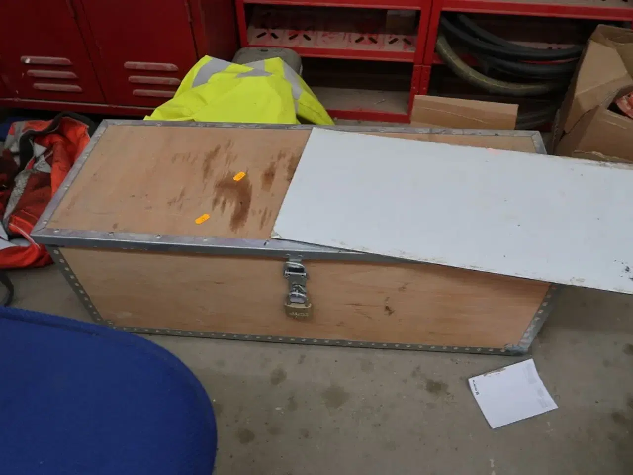 Billede 1 - Opbevaringskasse med indhold