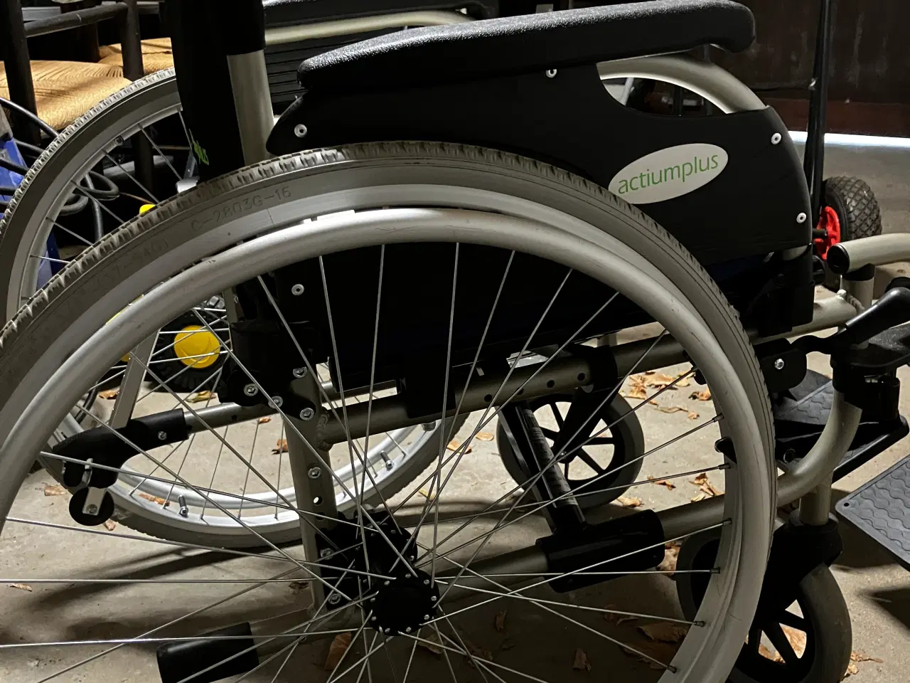 Billede 3 - Kvalitetskørestol Alu. 42,5 cm-Max 140 kg