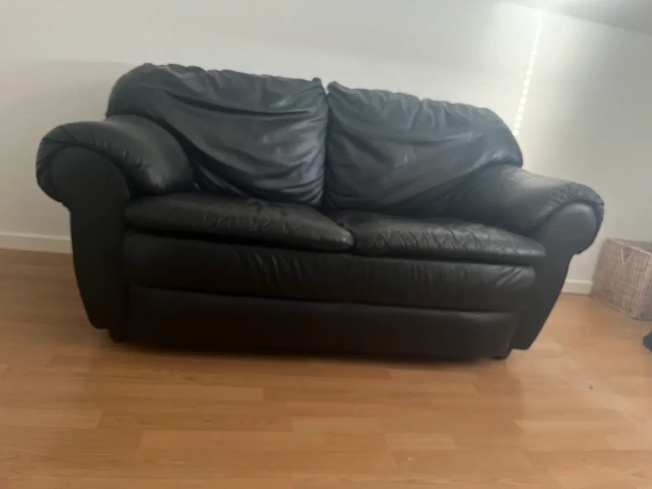 Billede 1 - 2 pers. sort lædersofa