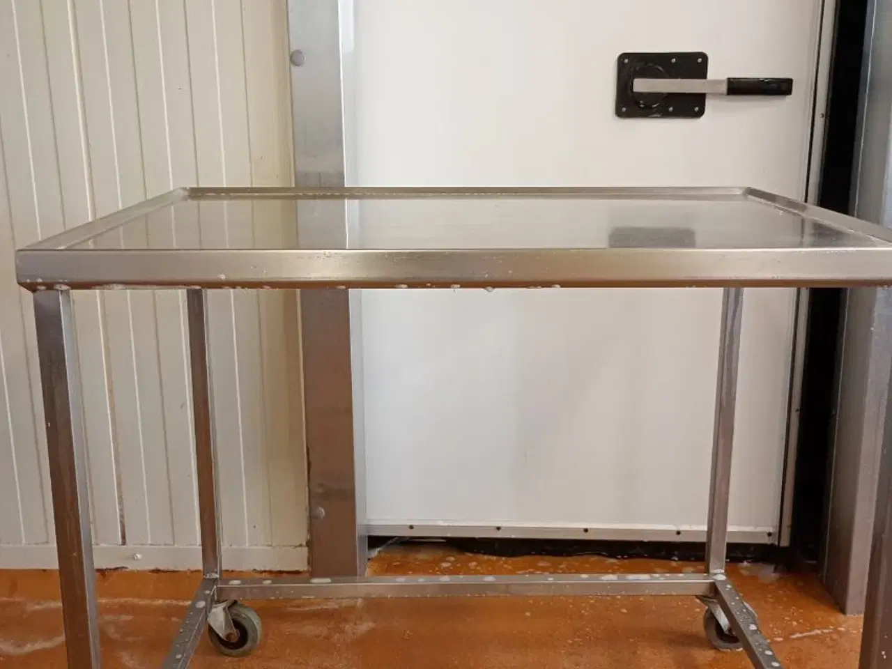 Billede 2 - Rustfrit stål bord med vulstkant.