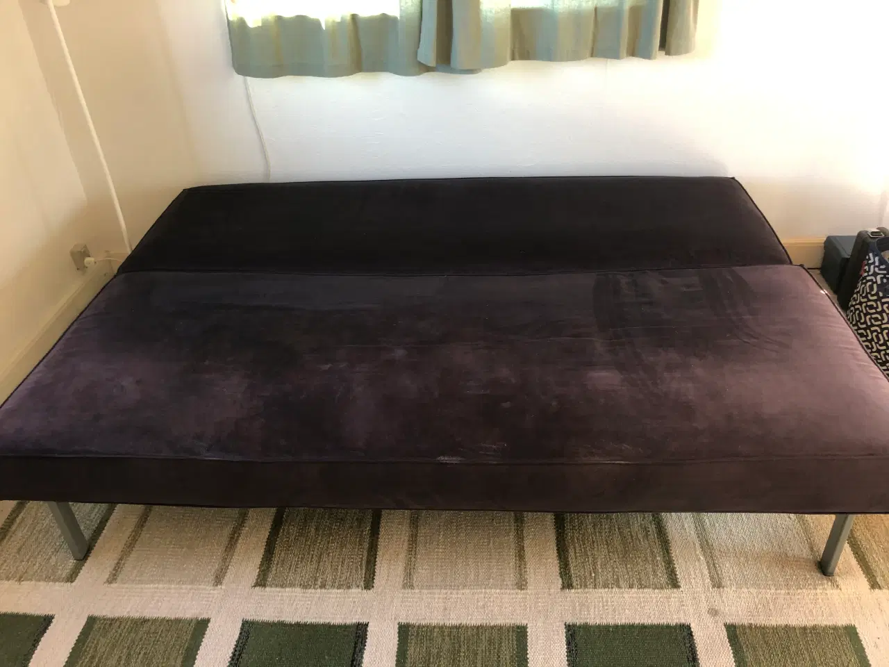 Billede 1 - Sort sovesofa gives væk