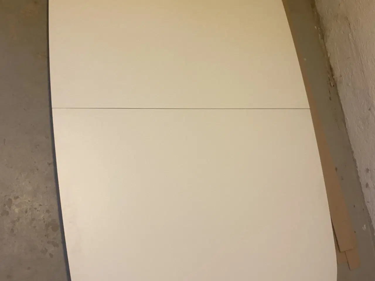 Billede 1 - Hvid spisebord med sort kant uden ben