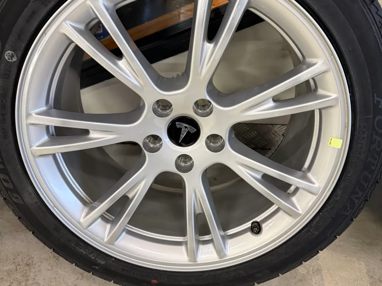 Billede 2 - Nye originale 19” Tesla y fælge med nye vinterdæk 