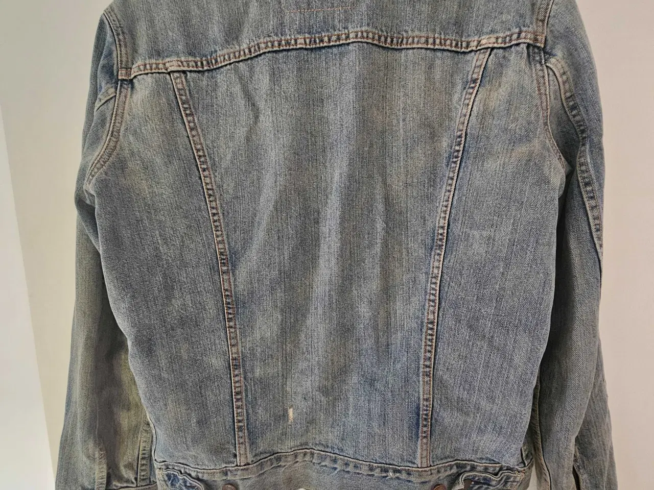 Billede 4 - Levi’s vintage denimjakke – klassisk og rå