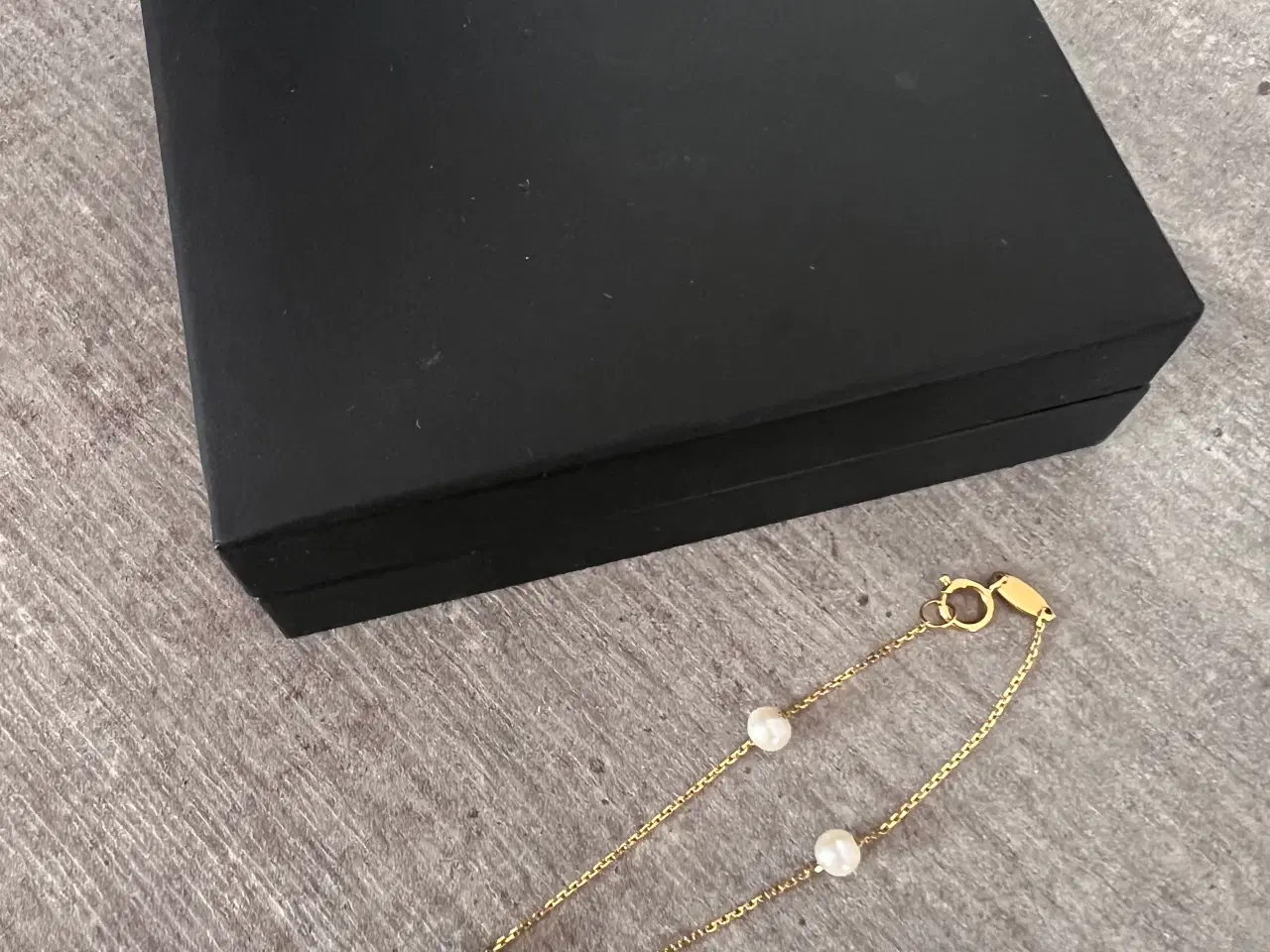 Billede 2 - Fint 8 karat guld armbånd med perler. 
