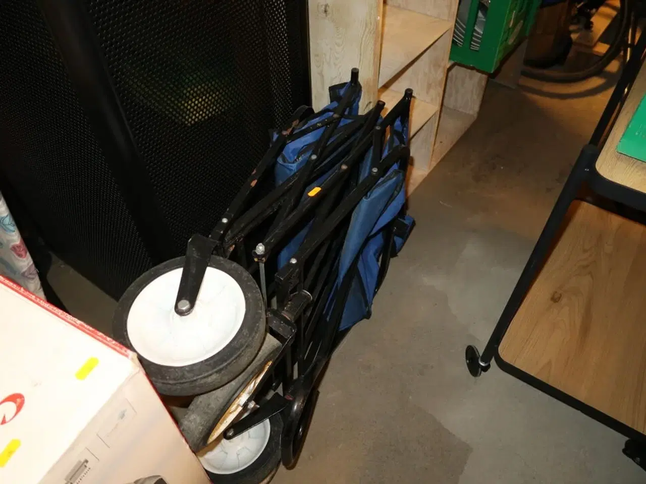 Billede 4 - 2 stk. reoler med forlængerledninger, trækvogn m.m.