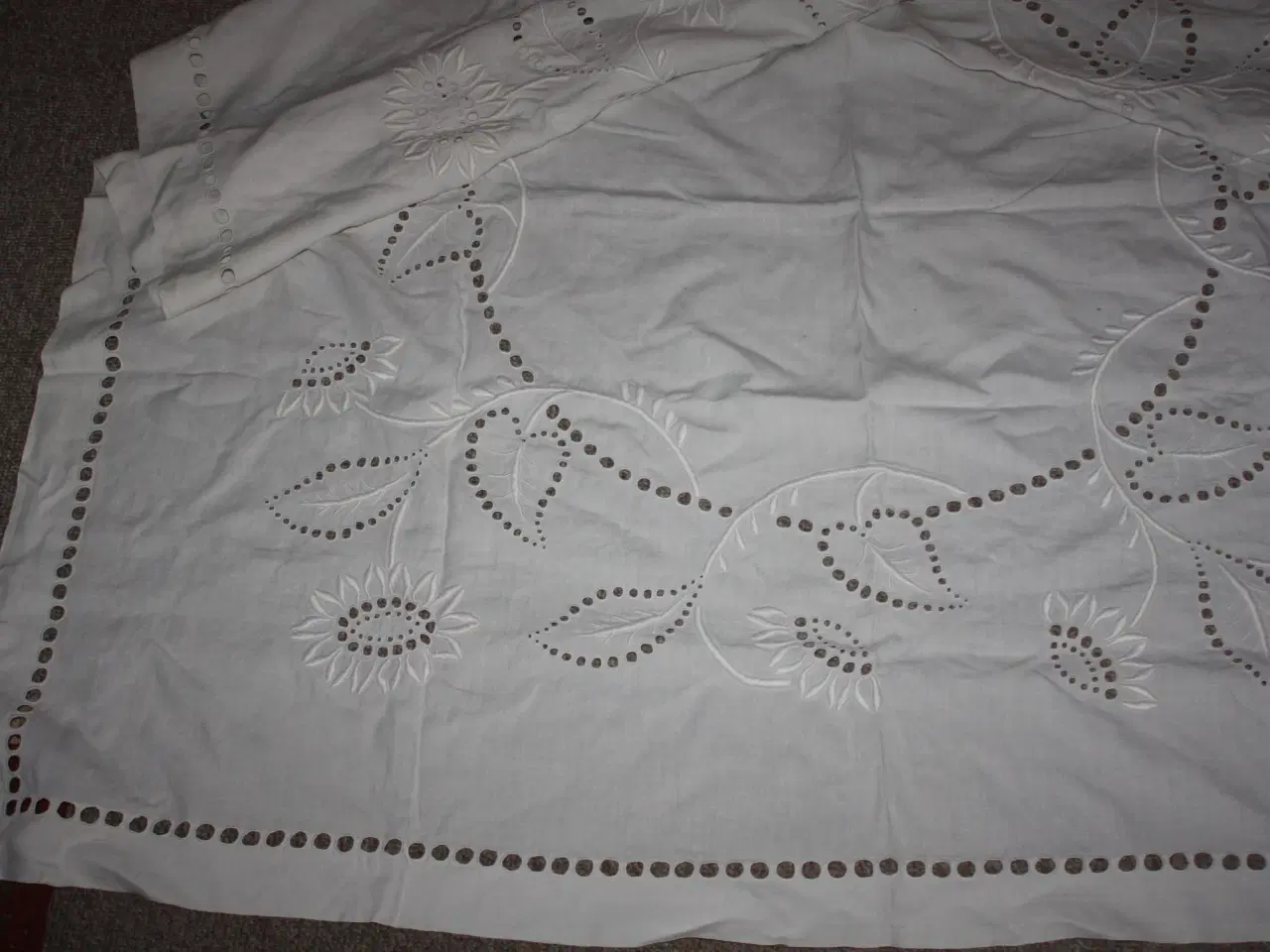Billede 3 - Smuk gammel broderet dug 125 cm x 120 cm