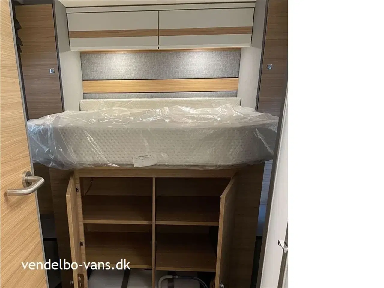 Billede 10 - 2023 - Dethleffs Just T 7052 DBM - 90 Year   Fritstående dobbeltseng med ekstra  stor garage neden under