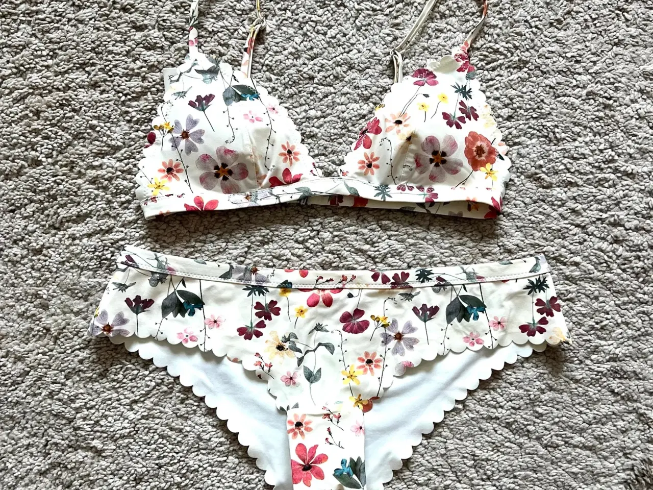 Billede 1 - H&M beige og blomstret bikini str 36.