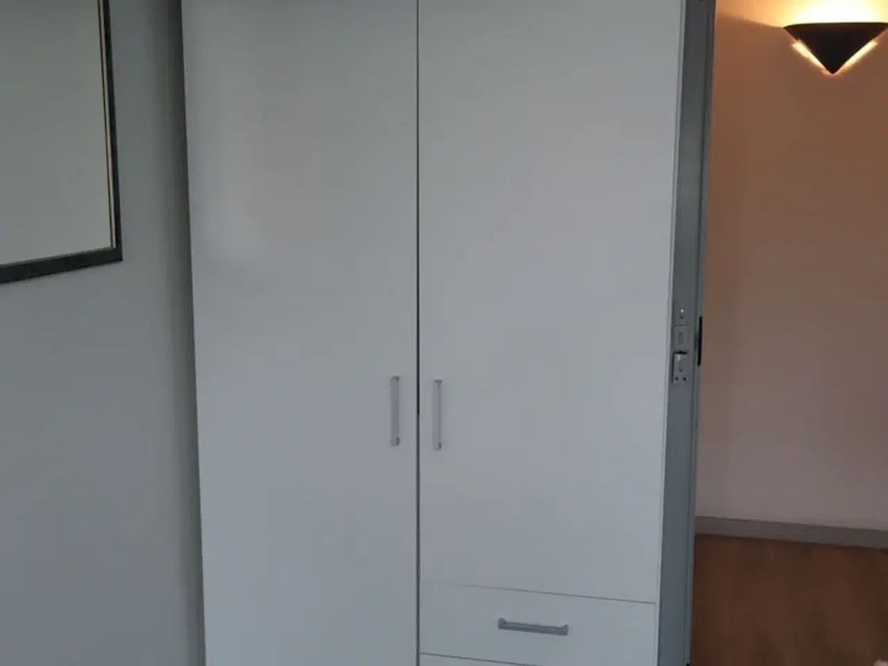 Billede 6 - Rum med indhold bl.a. seng, div. Skabe, maleri, vægure m.m.