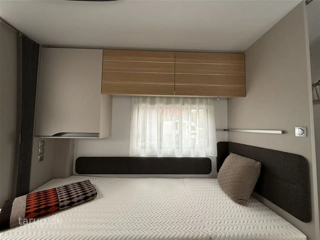 Billede 14 - 2024 - Adria Adora 572 UT Selected Edition   Enkeltsenge, rundsiddegruppe, stort badeværelse, Alde centralvarme, aircondition og Smart Box gaskassesystem, El-gulvvarme