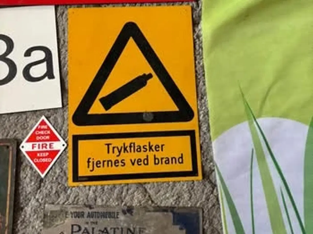Billede 6 - Lot med skilte og bannere sælges samlet 