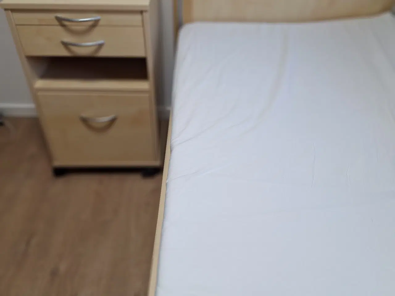 Billede 2 - Magnolia elevation træseng m. madras, lampe, greb