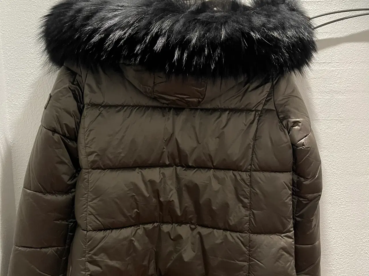 Billede 2 - Dun jakke med sort pels.