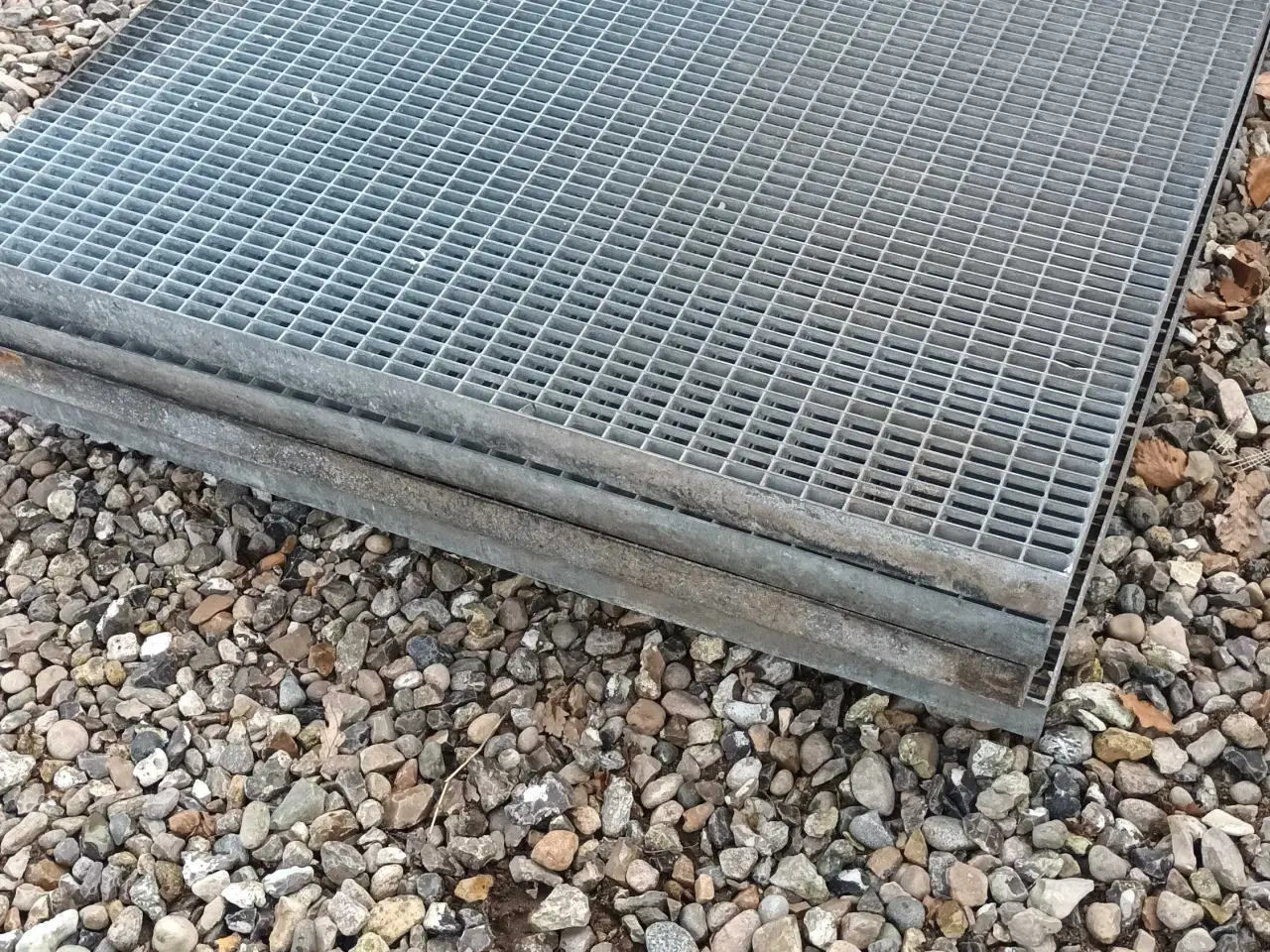 Billede 1 - Rister indgang, værksted mm