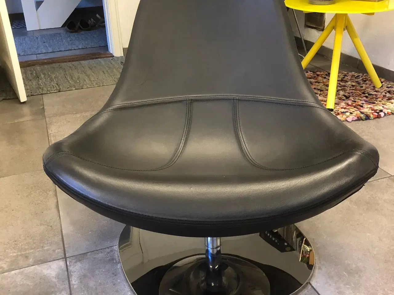 Billede 1 - Sort læderstol på drejesokkel