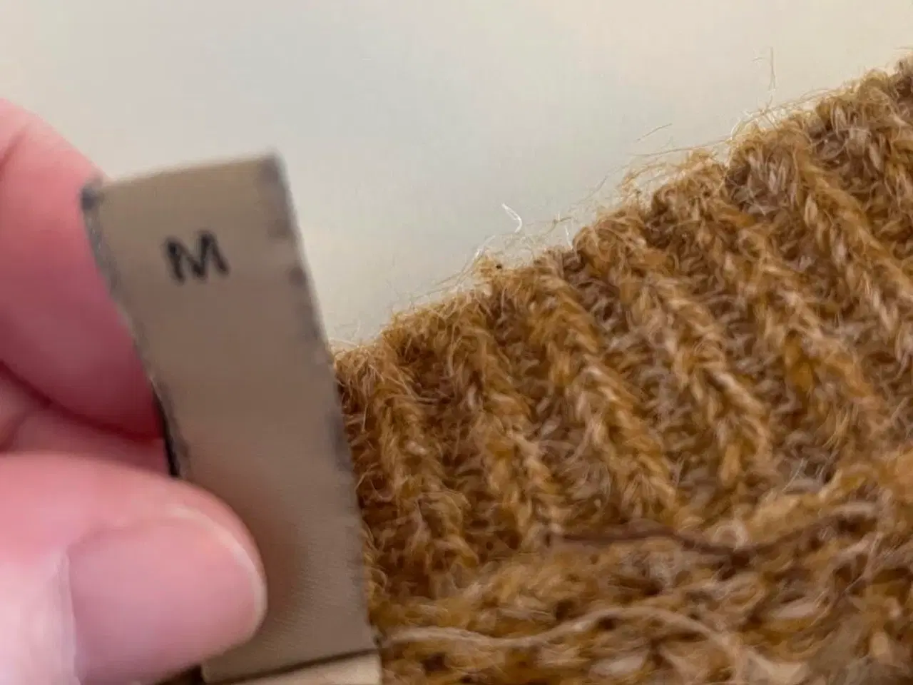 Billede 4 - Karrygul sweater fra Soyaconcept