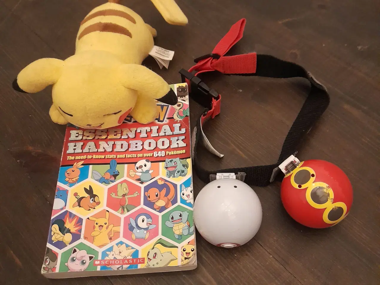 Billede 1 - Pokemon bolde med bælte, bog og bamse
