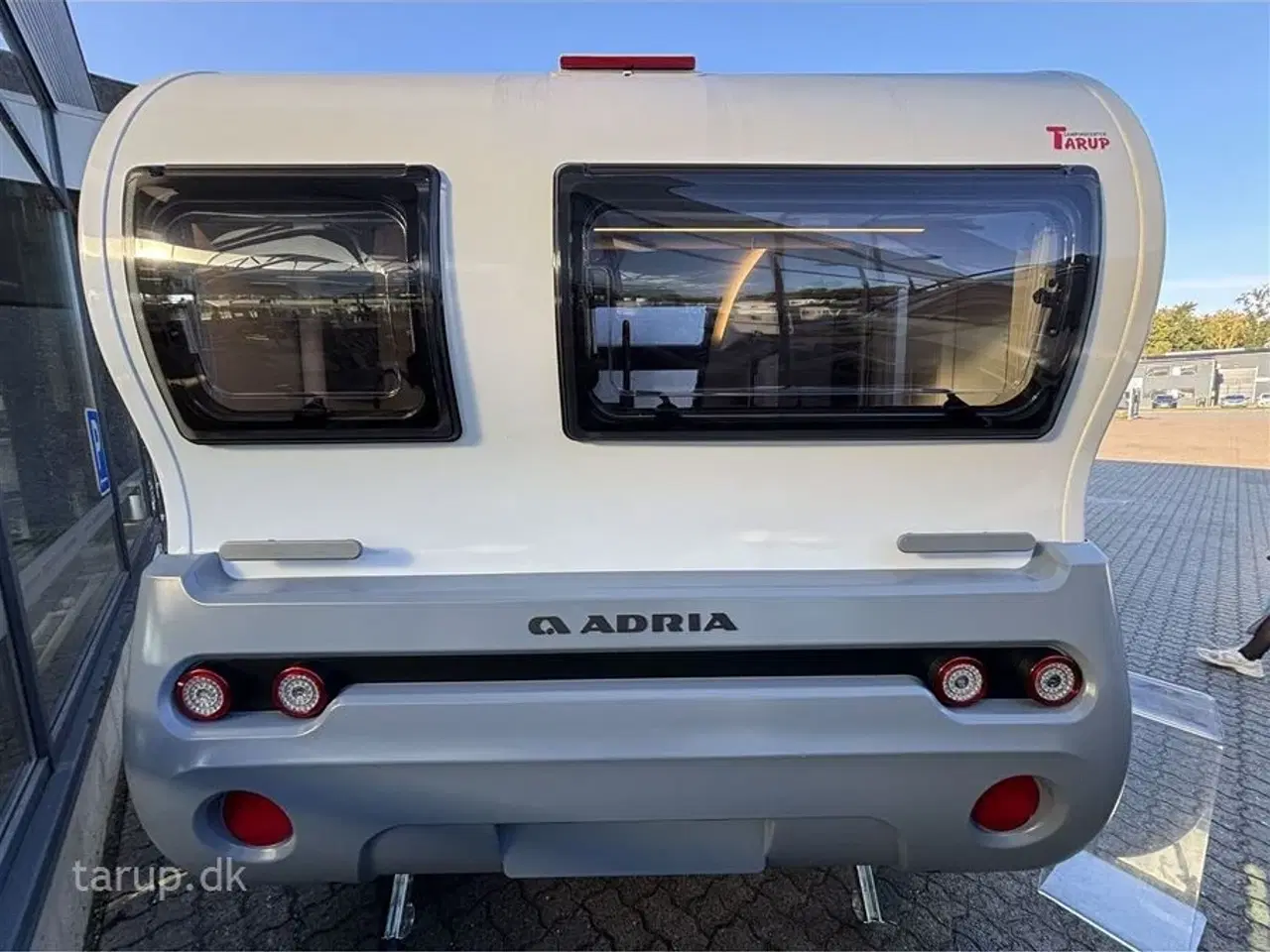 Billede 3 - 2026 - Adria Action 391 LH Classic   NY udgave! Enkeltsenge, sidehængt bord, endekøkken, Truma Combi-varme (gas), Soundbar, panorama-vindue, el-gulvvarme,