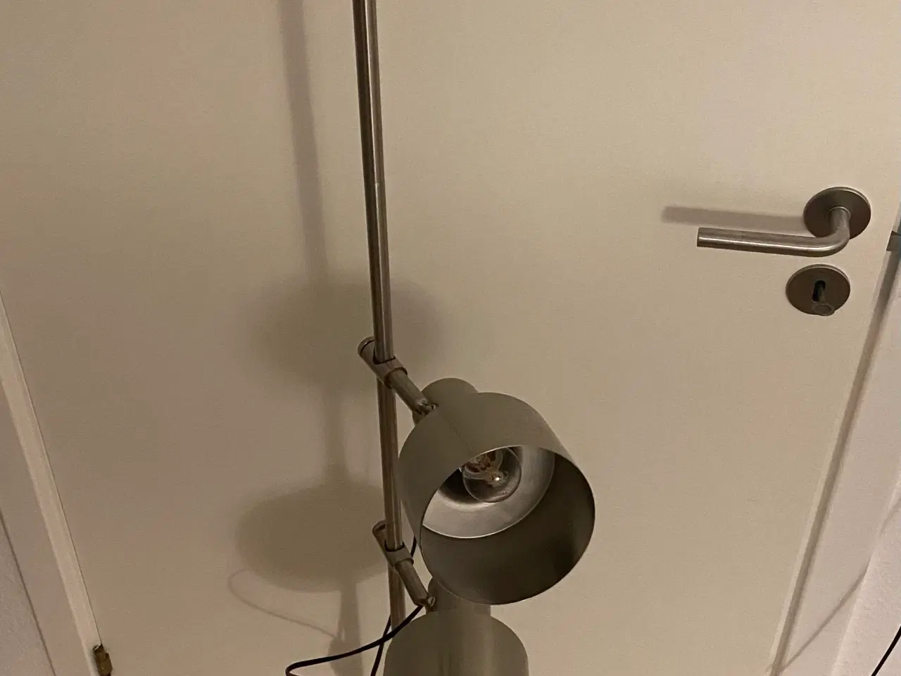 Billede 2 - Gulvlampe i stål med 2 justerbare spots