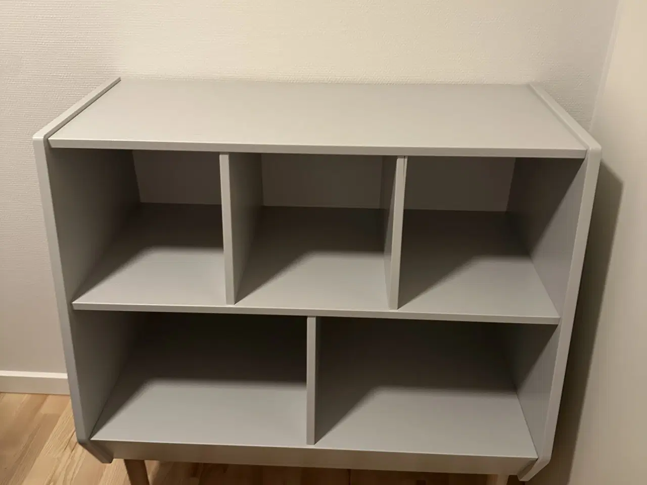 Billede 2 - Pæn og velholdt kommode/reol/ puslebord i grå
