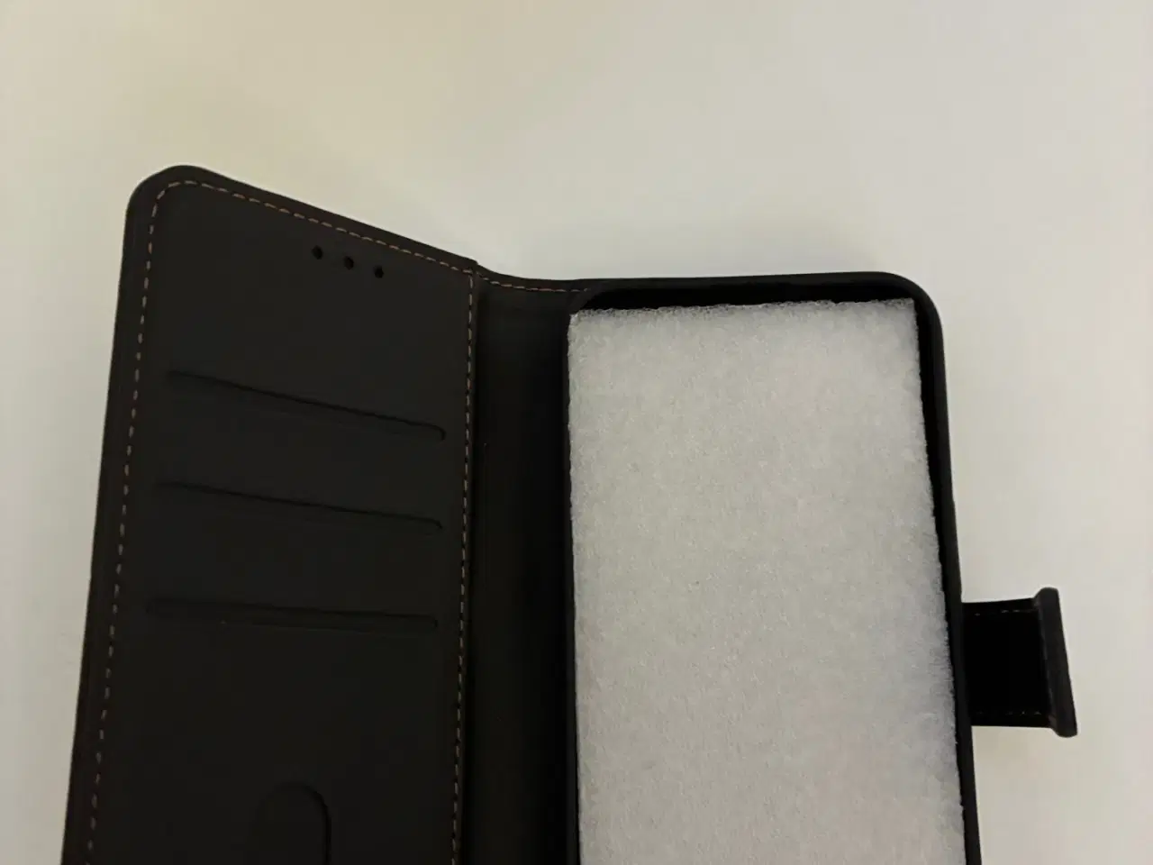 Billede 1 - Sort Flipcover til Iphone 16e - Helt ny
