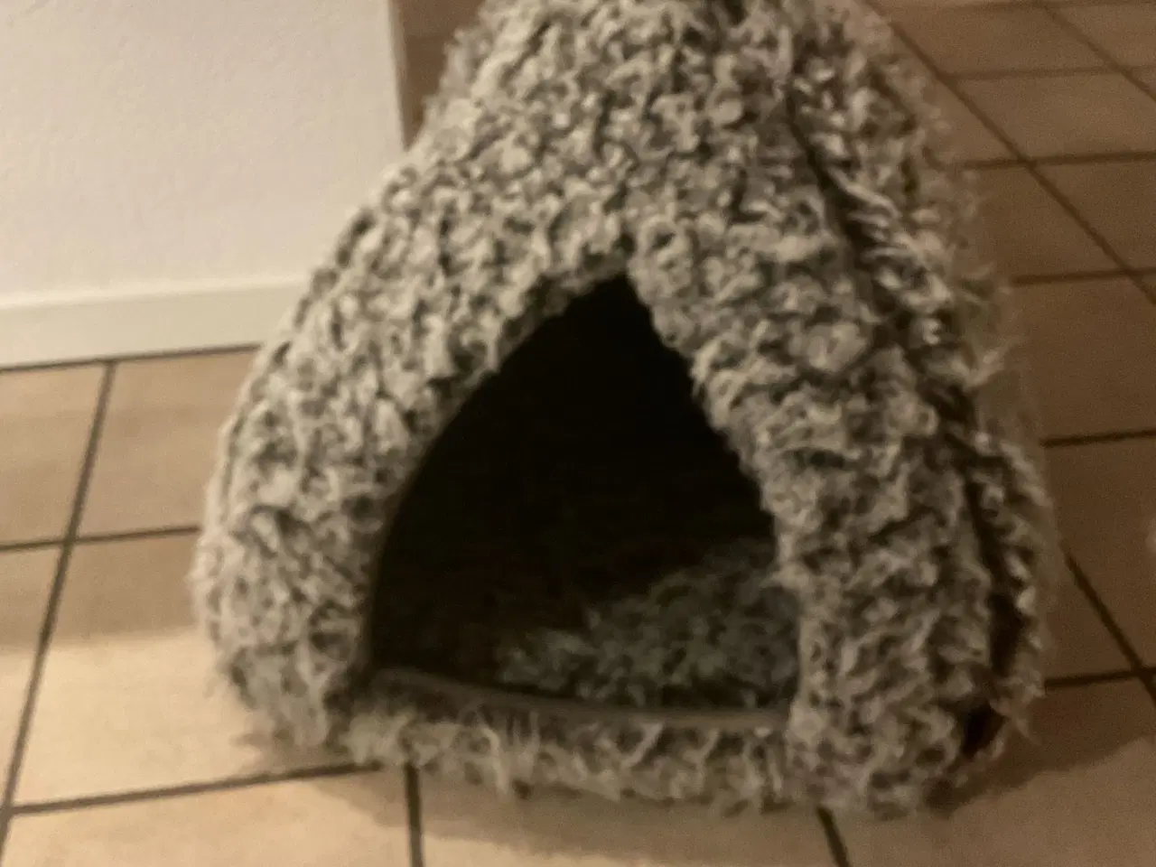 Billede 1 - Hundehus/hule til en lille hund.