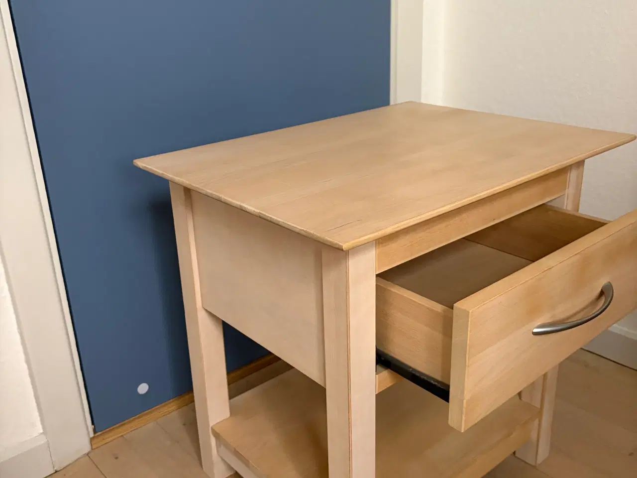 Billede 4 - Lækkert sengebord af træ