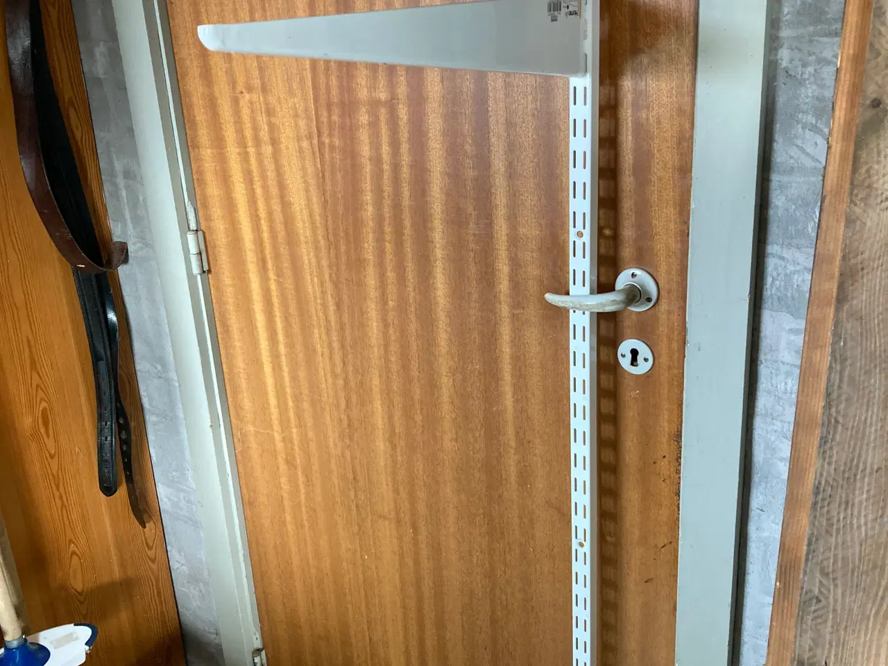 Billede 1 - 6 stk. VÆGVANGE 160cm og 16 stk HYLDEKNÆGTE 47cm.s