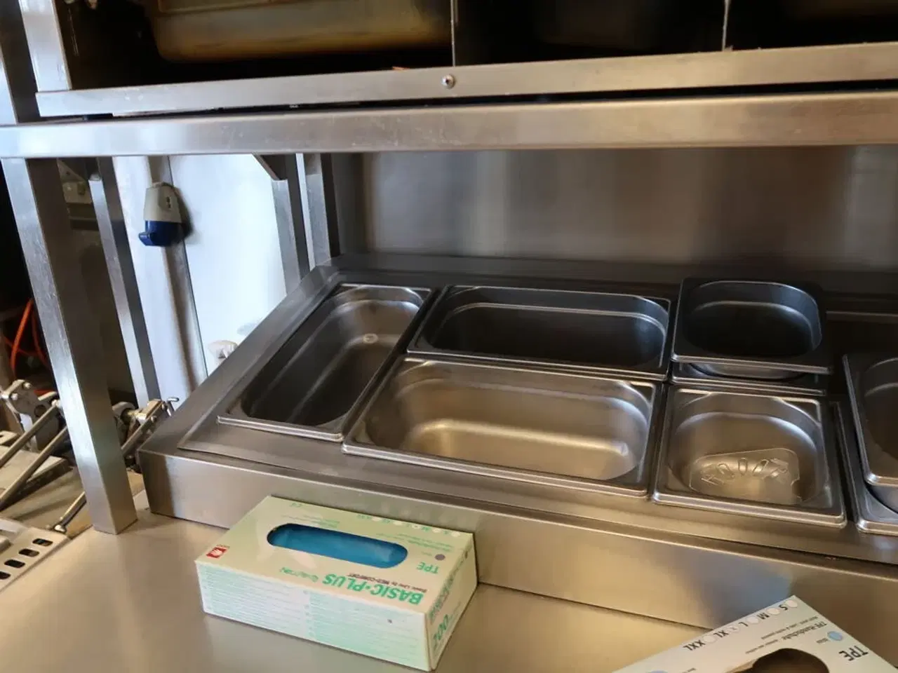 Billede 4 - Rustfri stålbord med køleenhed (varmeskab medfølger ikke)