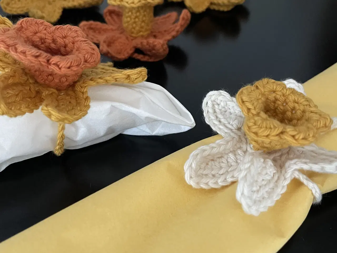 Billede 2 - Påskeliljer som setvietring eller pynt til bordet